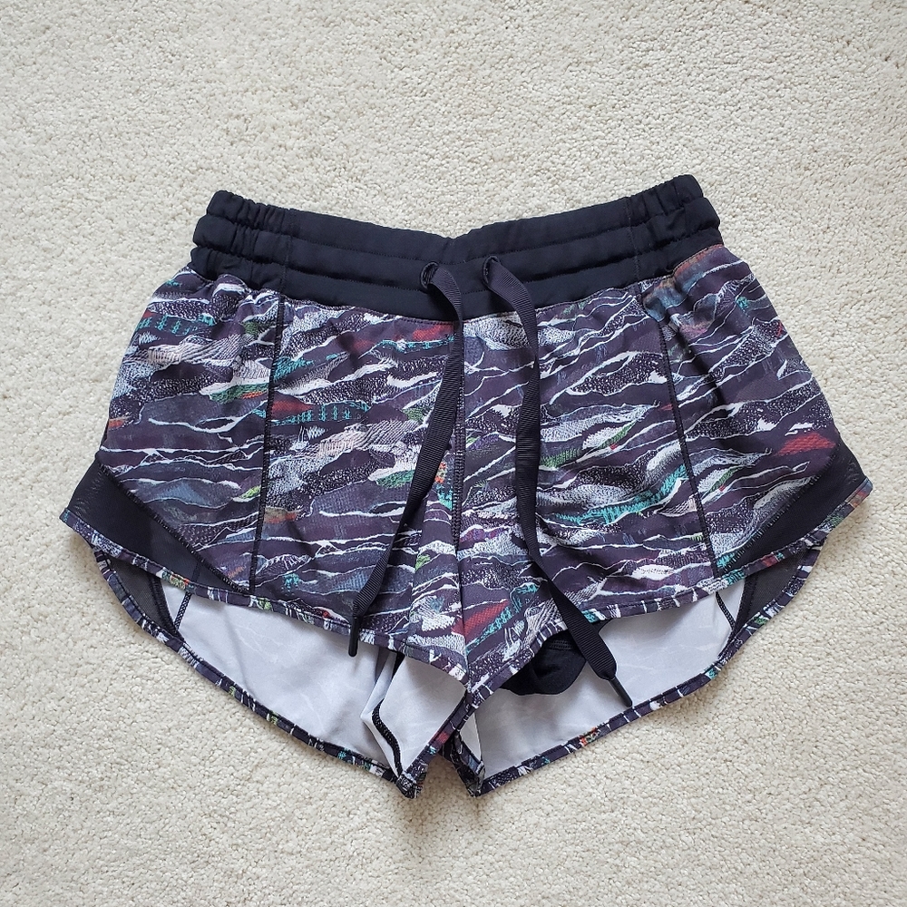 Lululemon Hotty Hot shorts in Mini Sweater Multi Black 2.5" sz4
